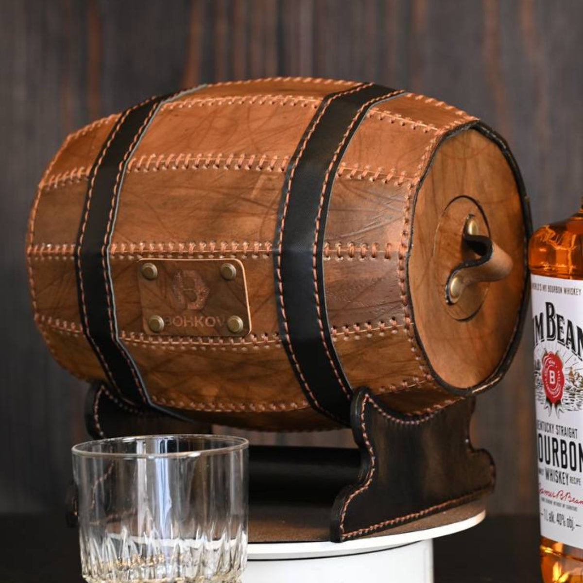 Skórzany stojak na butelkę whisky – widok z boku