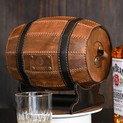 Skórzany stojak na butelkę whisky – widok z boku