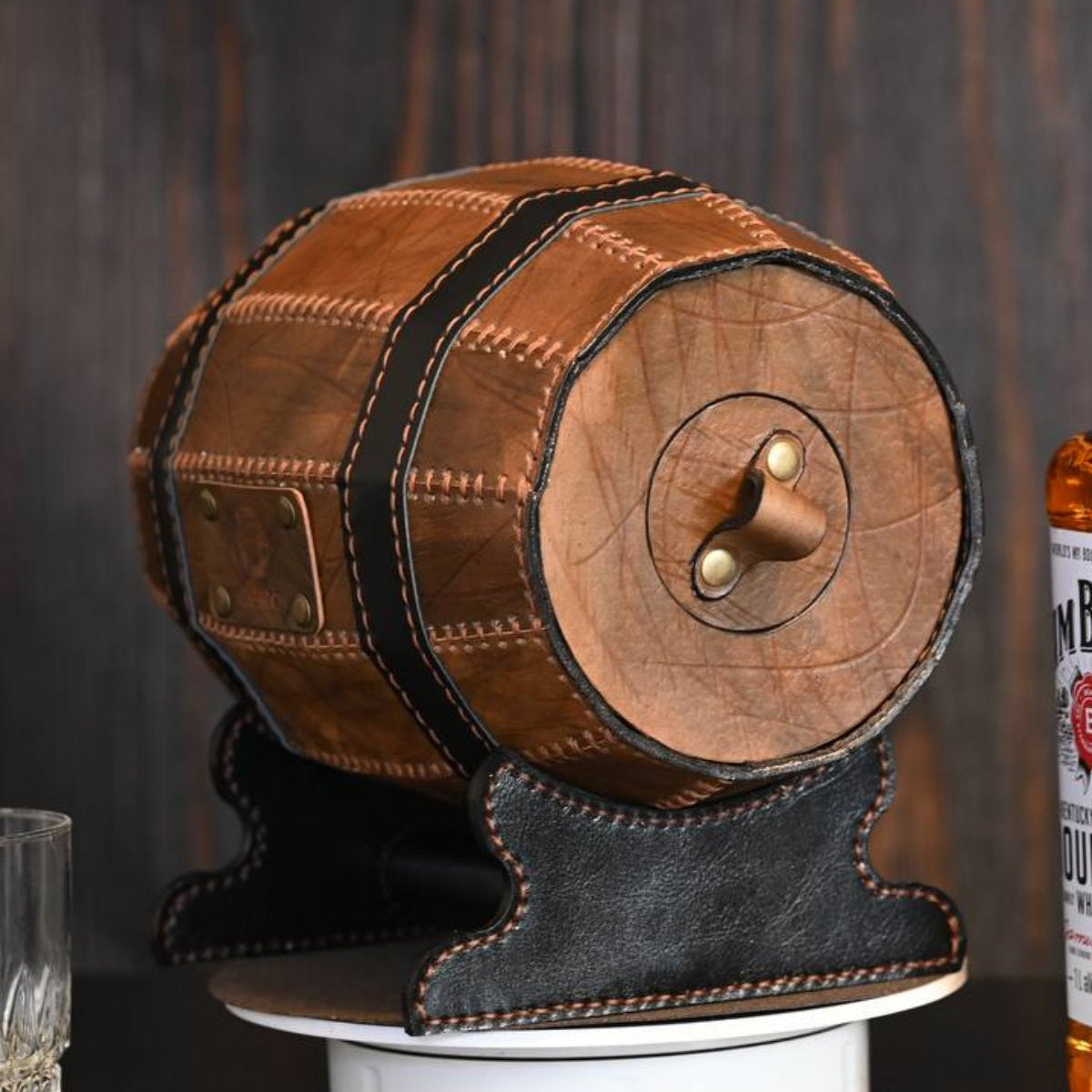 1. Ręcznie wykonany skórzany stojak na whisky – widok całej konstrukcji