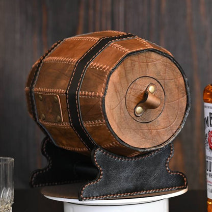 1. Ręcznie wykonany skórzany stojak na whisky – widok całej konstrukcji