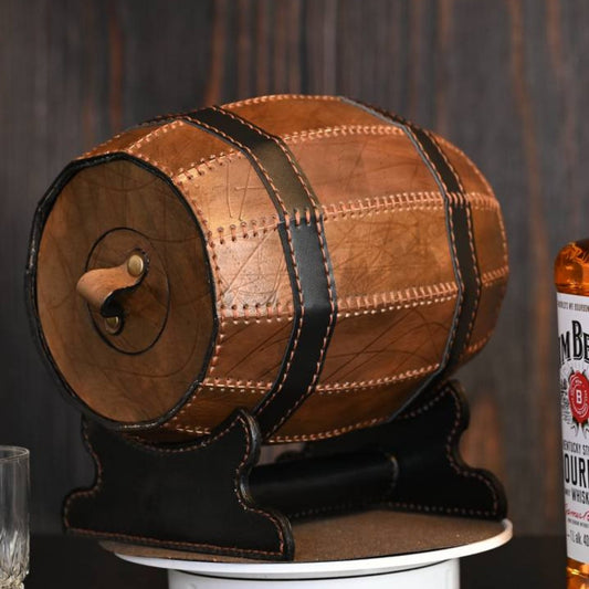 Skórzany stojak na butelkę whisky w kształcie beczki – widok z przodu