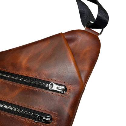 Torba męska skórzana Sling L Badalassi WAX – detal skóry pull-up, zamków i górnej części torby