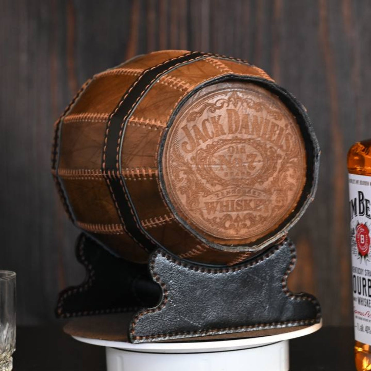Skórzany stojak na whisky w kształcie beczki – personalizowane tłoczenie