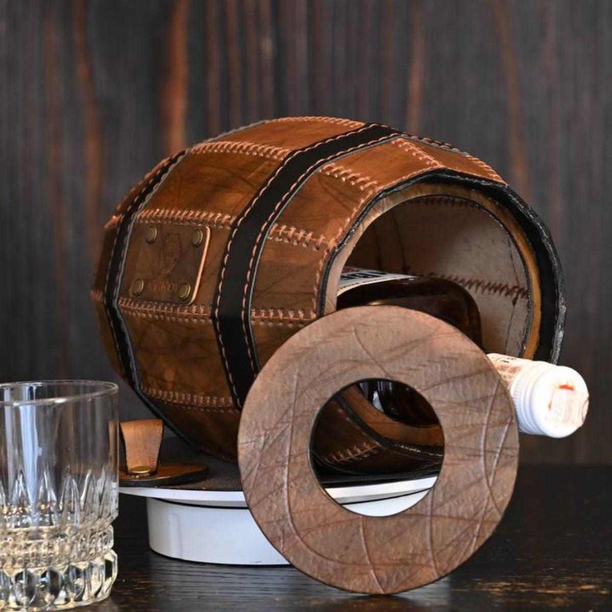 Skórzany stojak na butelkę – otwarta beczka z butelką whisky